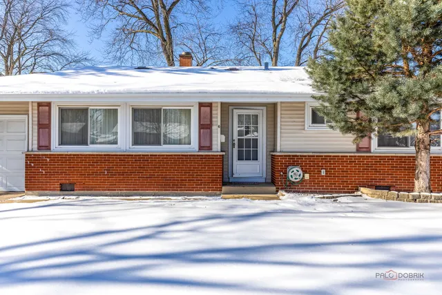 a view of front of house with yard