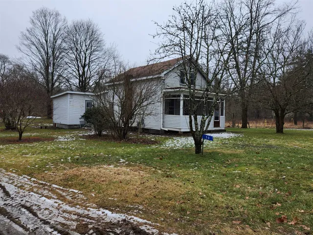a view of a house with backyard