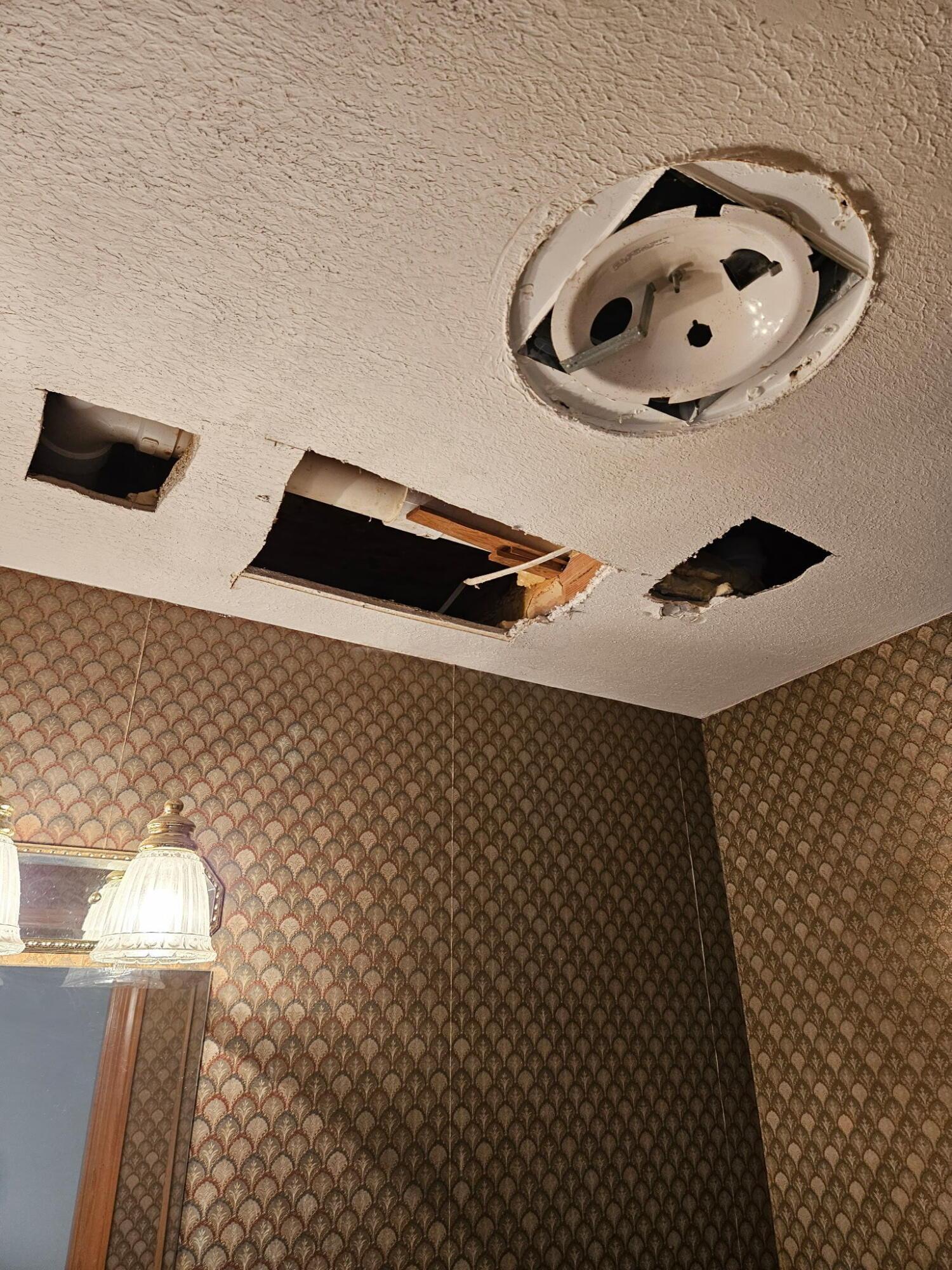 4600 Winchester Southern Road Circleville, OH 43113 - Photo 23 of 64 half bath ceiling