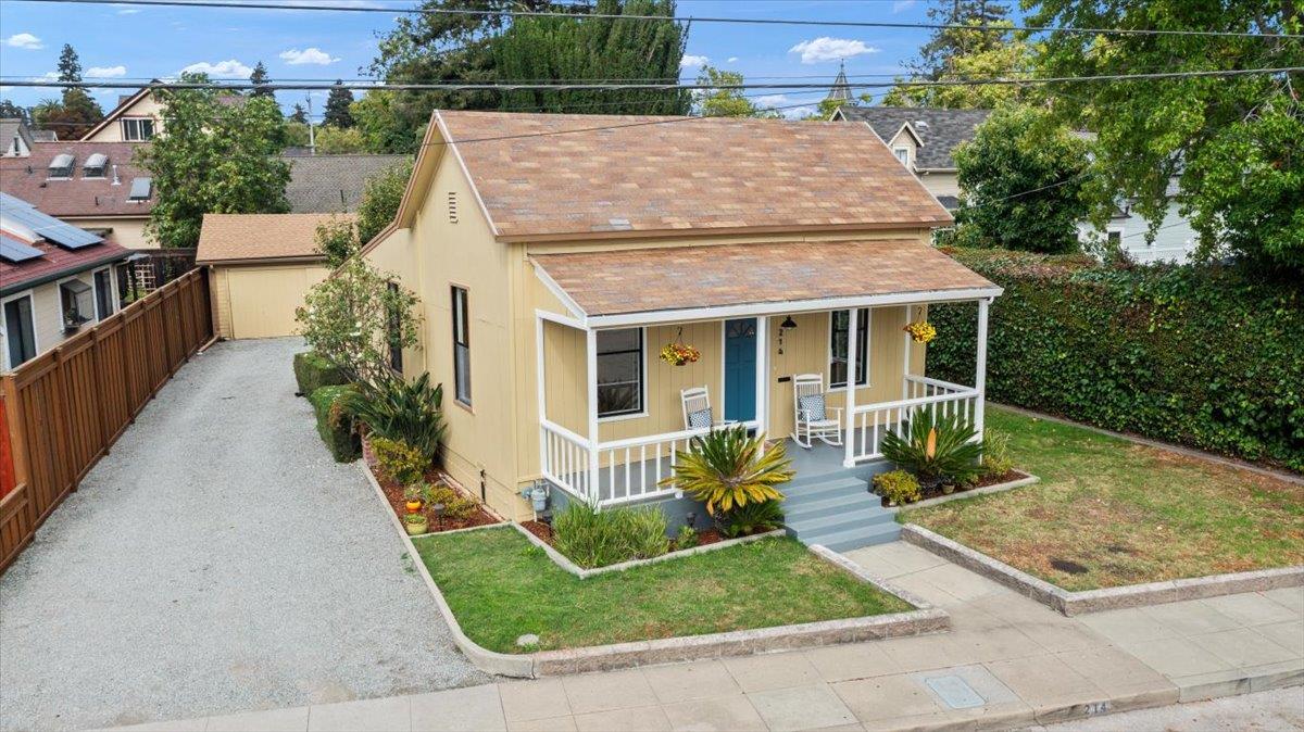 214 Rigg Street Santa Cruz, CA 95060 - Photo 3 of 32 front view of house with a yard