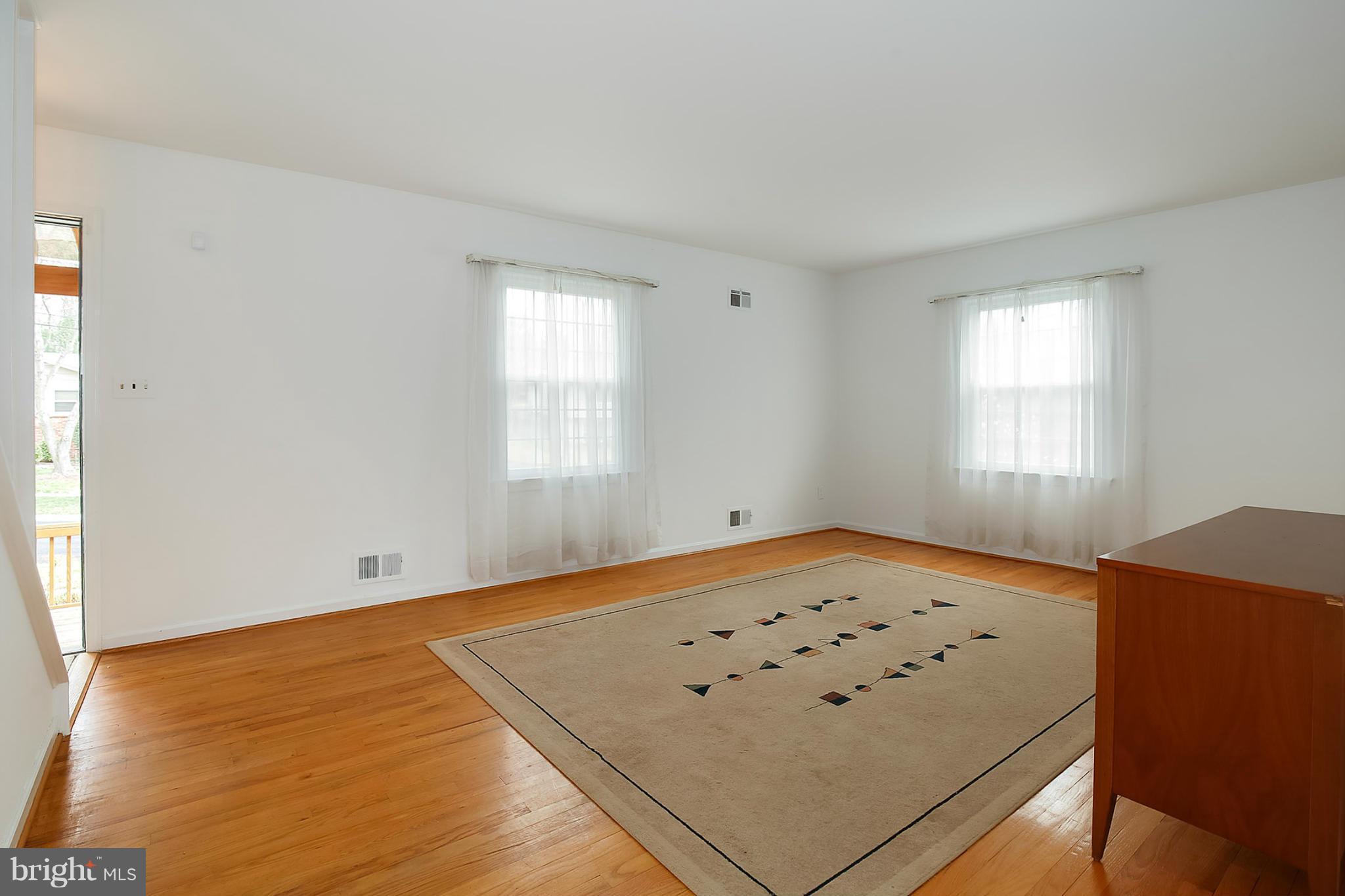 10612 Glenwild Road Silver Spring, MD 20901 - Photo 3 of 30 Living Room