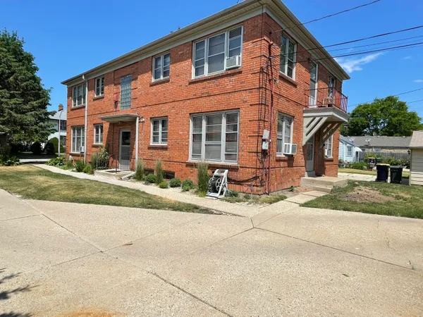 $1,050 | 2020 South 82nd Street, West Allis, WI 53219