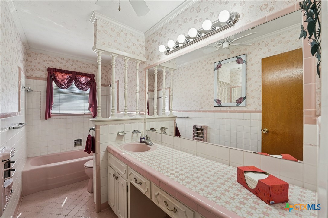 2205 South 53rd Street Temple, TX 76504 - Photo 20 of 44 a bathroom with a sink a vanity and a bathtub