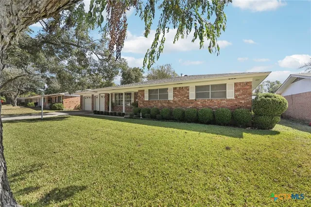 a view of a house with a backyard