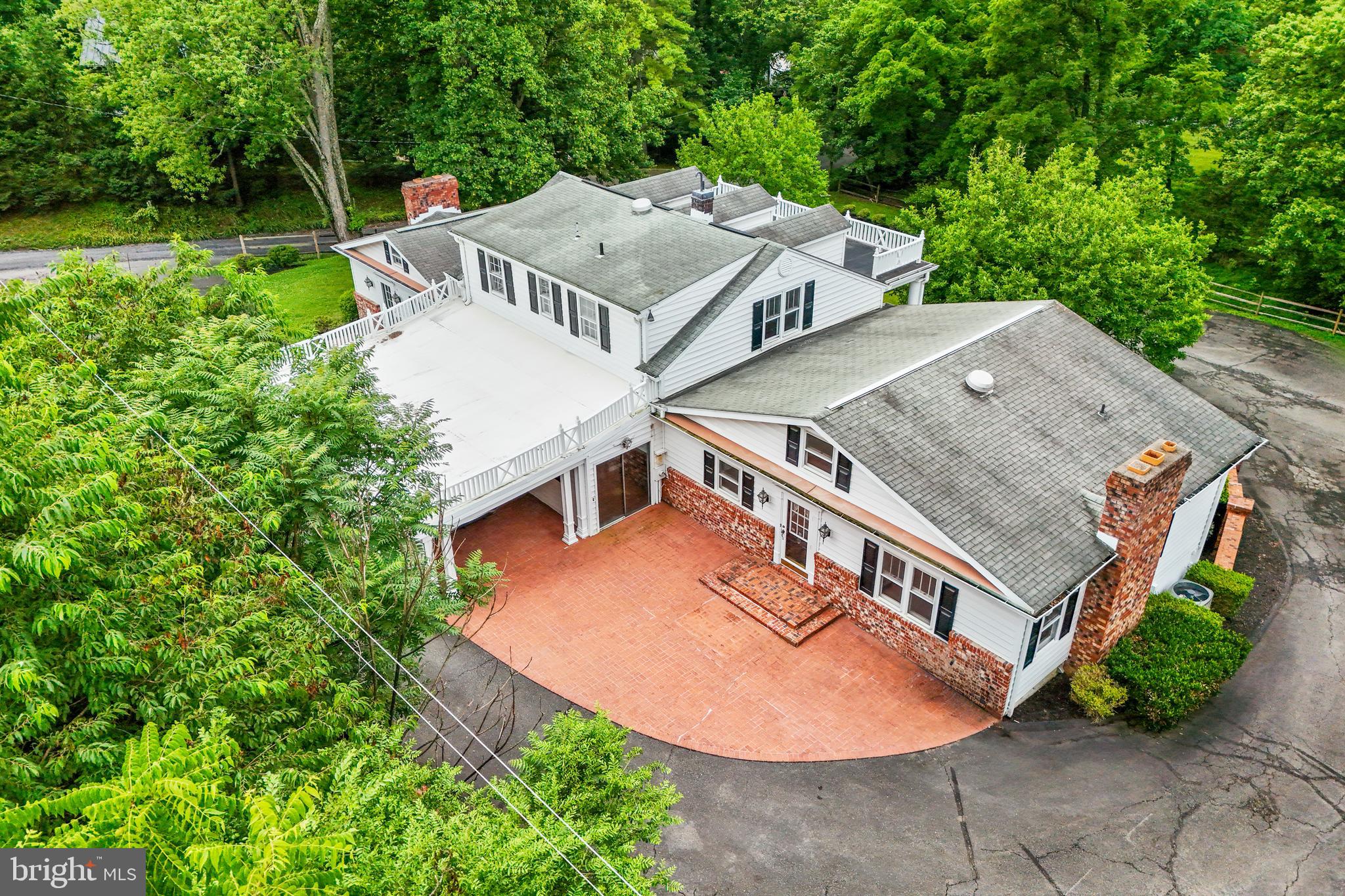 18189 Sands Road Purcellville, VA 20132 - Photo 5 of 145 Grand covered entry with oversized carport.