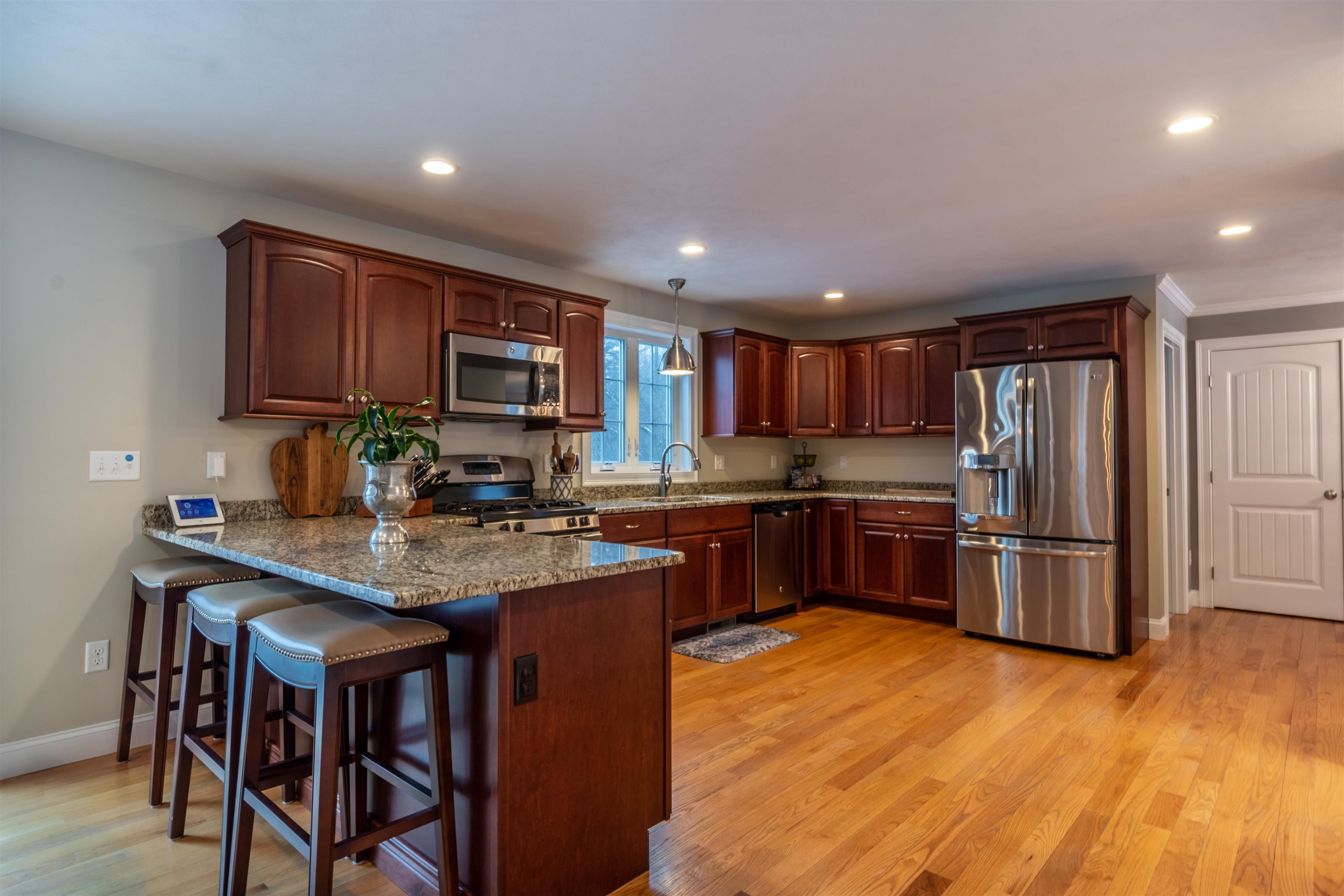 383 Mammoth Road Pelham, NH 03076 - Photo 4 of 23
