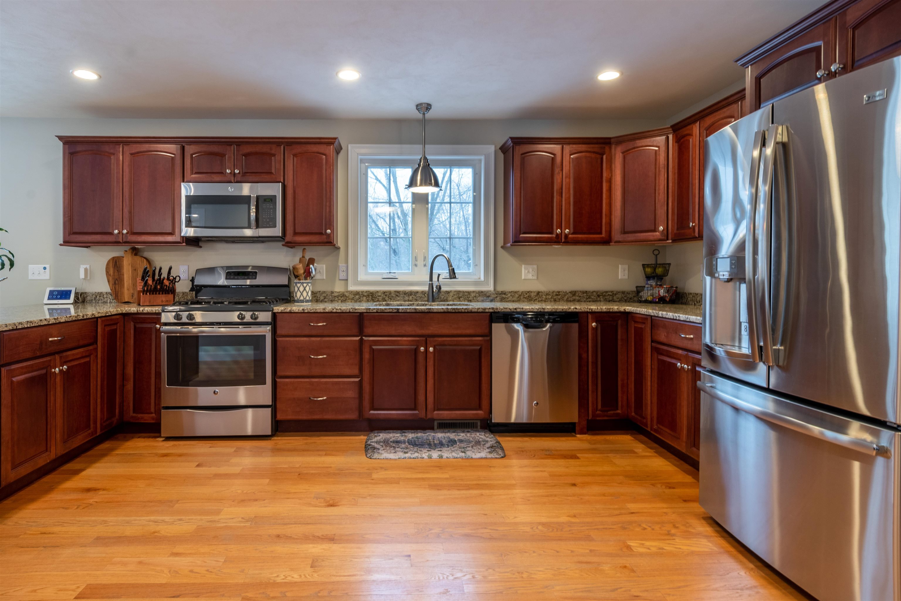 383 Mammoth Road Pelham, NH 03076 - Photo 5 of 23