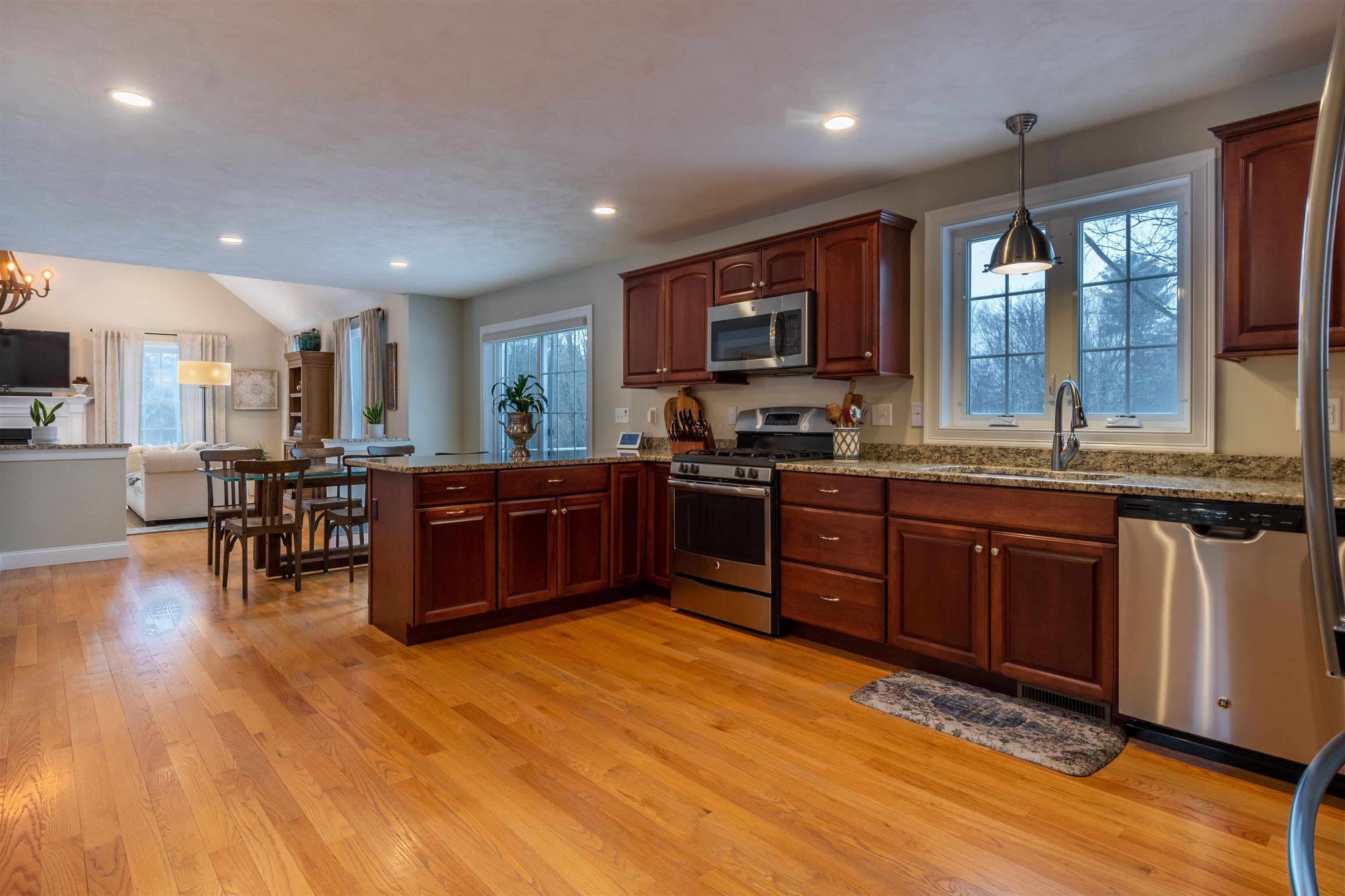 383 Mammoth Road Pelham, NH 03076 - Photo 6 of 23