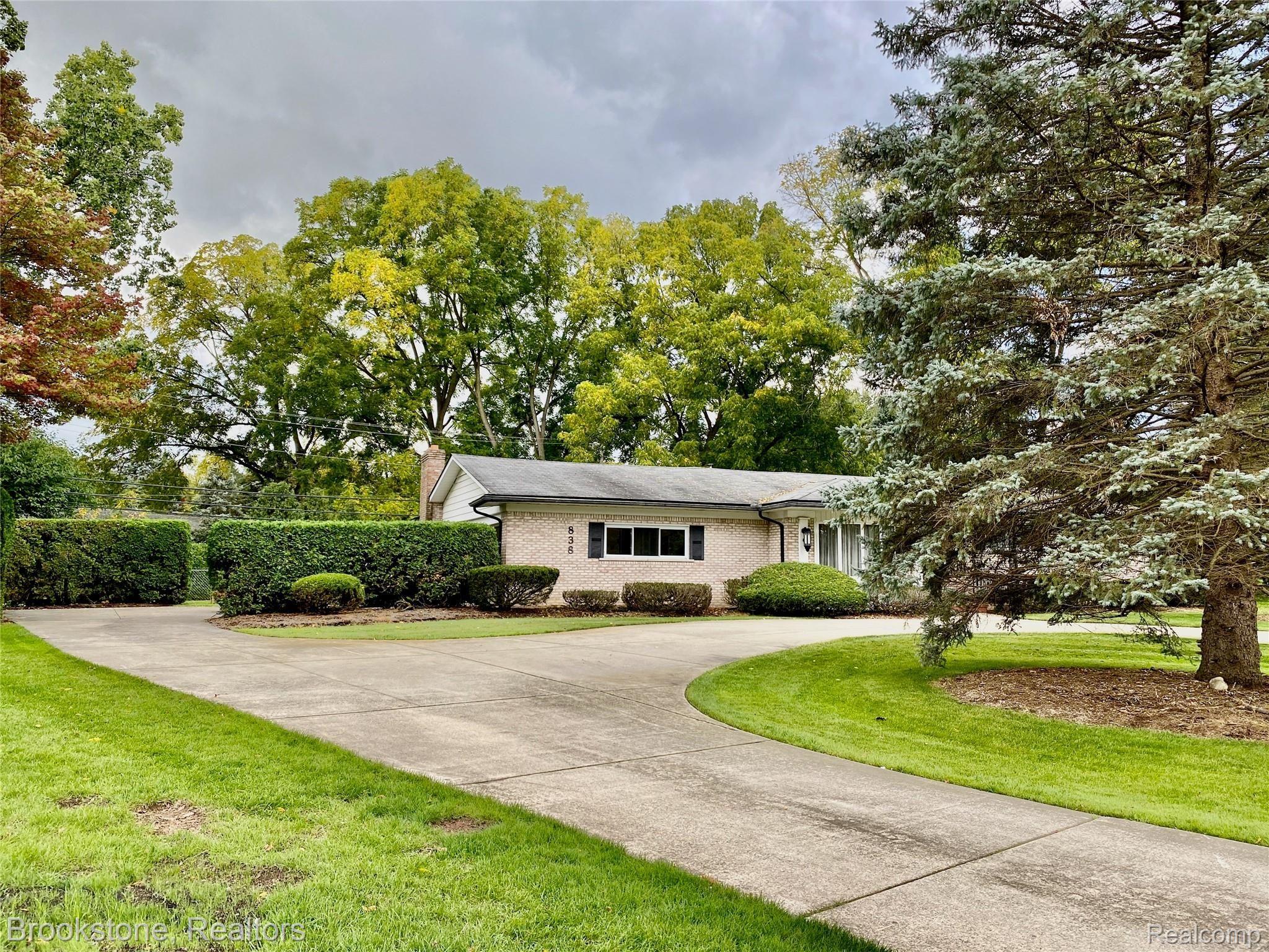 838 Wilwood Road Rochester, MI 48309 - Photo 8 of 53 THIS AWARD WINNING "WEINBERGER" BUILT BRICK RANCH (1,994 SQ FT) WITH 4 BEDROOMS & SIDE ENRTRY GARAGE IS LOCATED ON A LARGE LOT (.51 ACRE) WITH CIRCULAR DRIVE