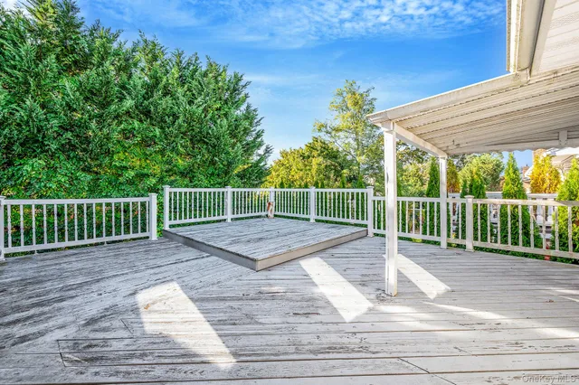 a view of a back yard