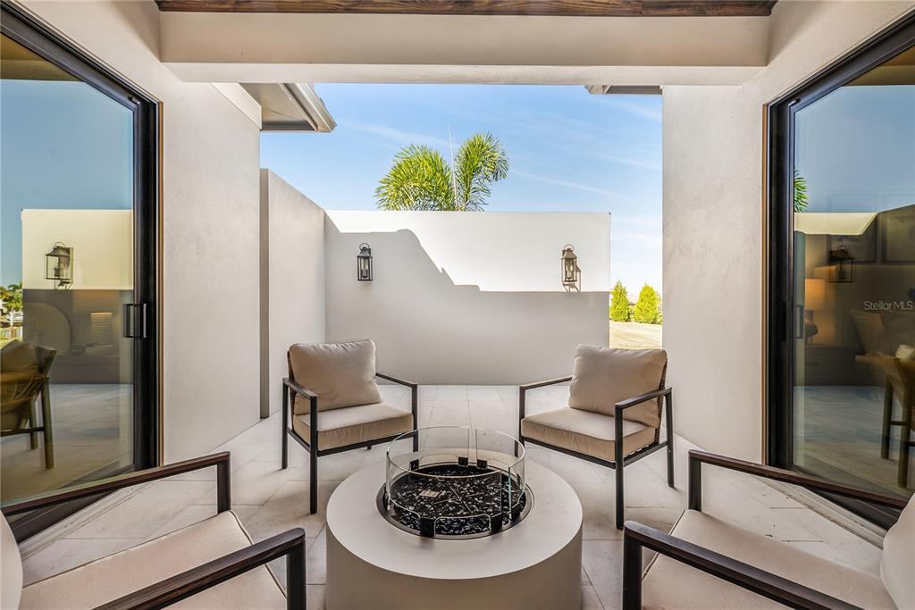 1621 Rio Vista Terrace Parrish, FL 34219 - Photo 22 of 27 a living room with furniture and a potted plant