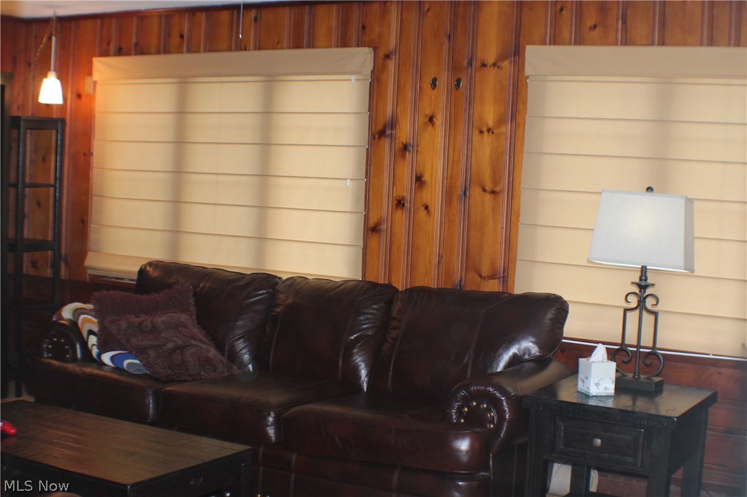 1207 Gordon Road Lyndhurst, OH 44124 - Photo 14 of 33 GREAT LIVING SPACE
