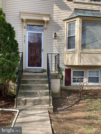 $3,200 | 6142 Joust Lane, Alexandria, VA 22315