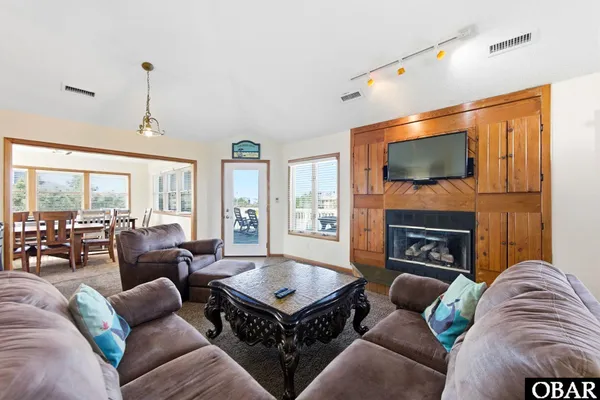 $1,100,000 | 1044 Whalehead Drive, Corolla, NC 27927