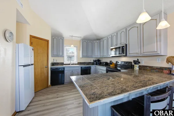 $1,100,000 | 1044 Whalehead Drive, Corolla, NC 27927