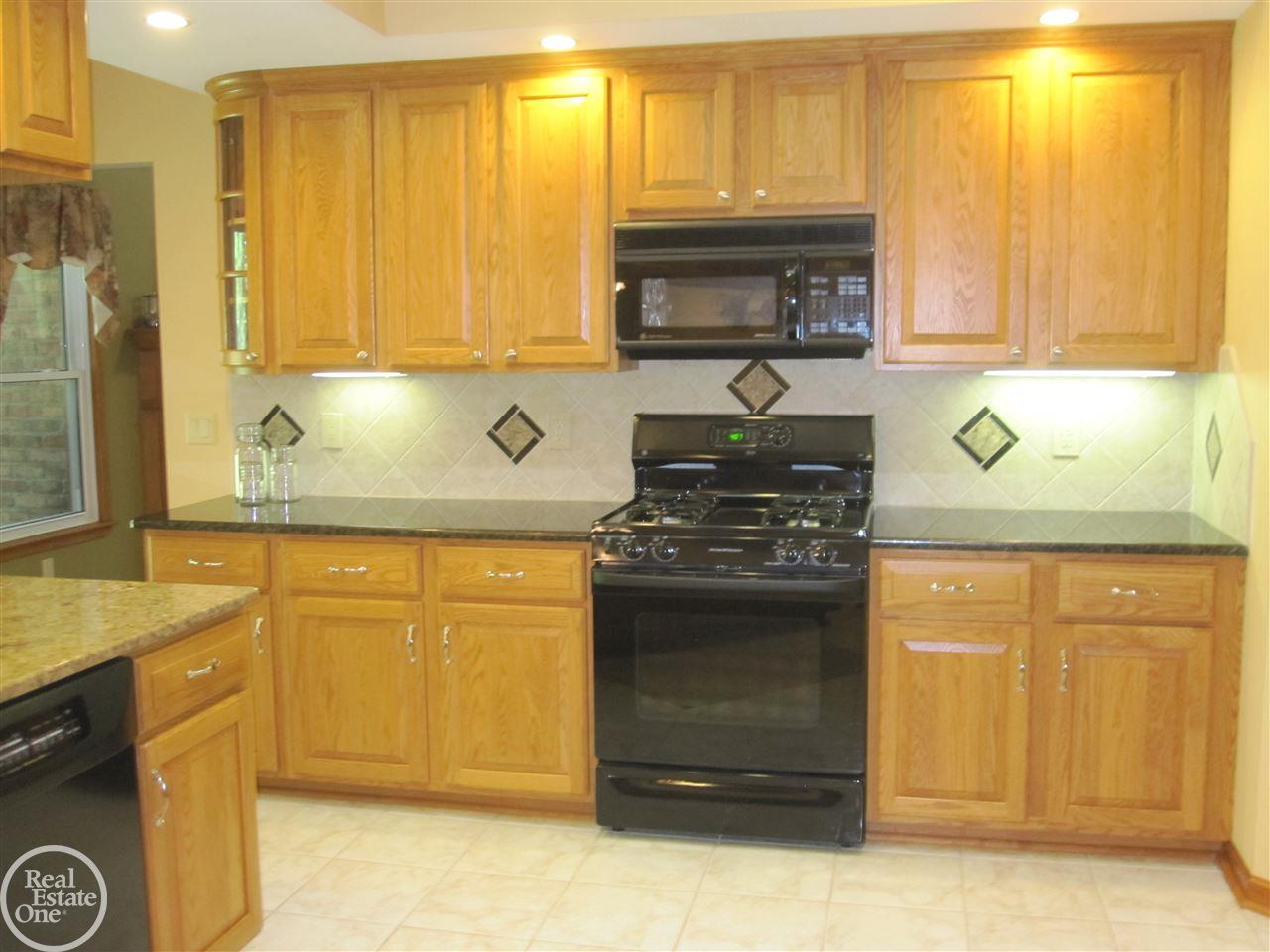 51172 Baker Road New Baltimore, MI 48047 - Photo 15 of 53 50019716-14.JPG