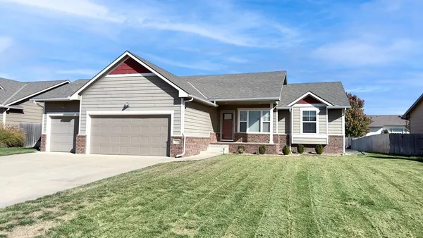 $279,900 | 302 Springlake Court, Newton, KS 67114