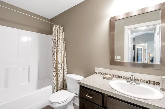 $279,900 | 302 Springlake Court, Newton, KS 67114