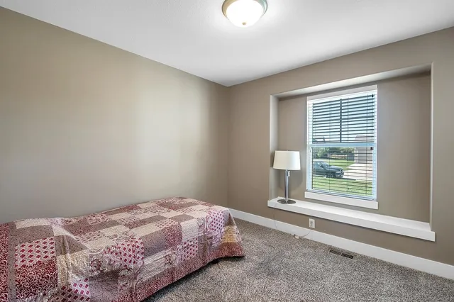 $279,900 | 302 Springlake Court, Newton, KS 67114