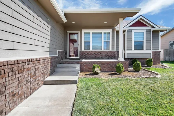 $279,900 | 302 Springlake Court, Newton, KS 67114
