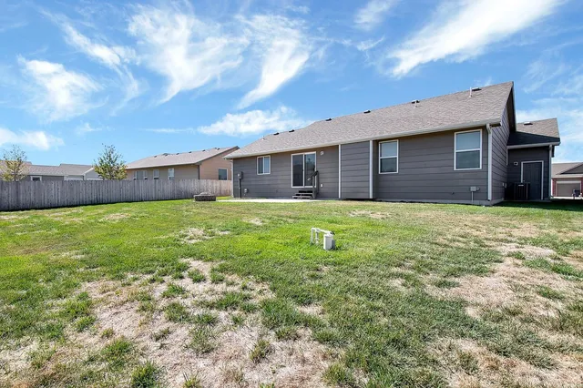 $279,900 | 302 Springlake Court, Newton, KS 67114