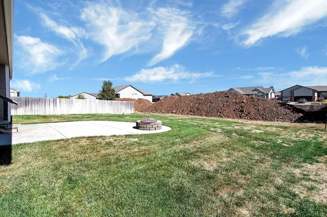 $279,900 | 302 Springlake Court, Newton, KS 67114