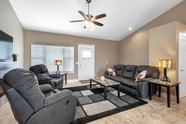 $279,900 | 302 Springlake Court, Newton, KS 67114