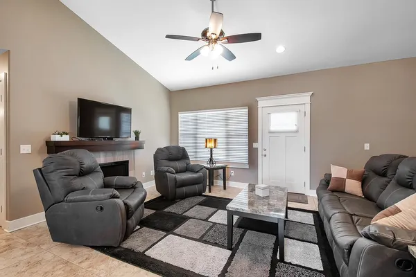 $279,900 | 302 Springlake Court, Newton, KS 67114