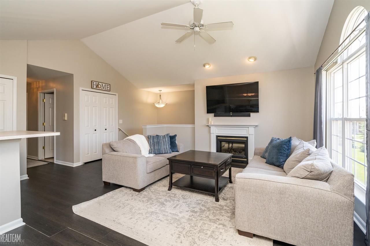 46124 Rhodes Drive Macomb, MI 48044 - Photo 6 of 21 50053308-5.JPG