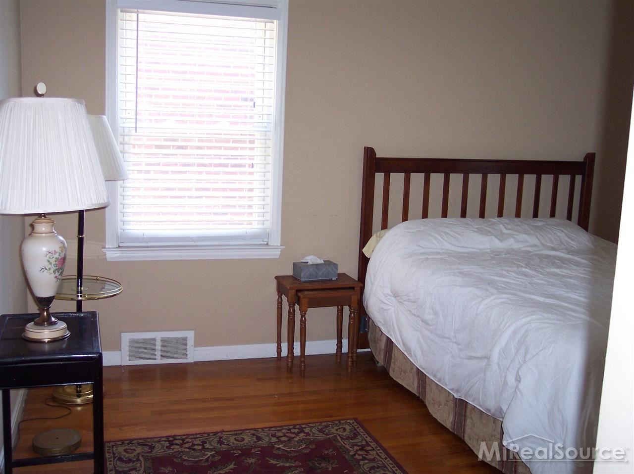 381 Ridgemont Road Grosse Pointe, MI 48236 - Photo 13 of 21 31165029-12.JPG