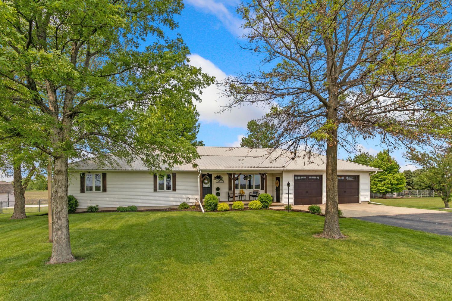 29124 Plautz Road Rock Falls, IL 61071 - Photo 2 of 45 a front view of a house with a garden