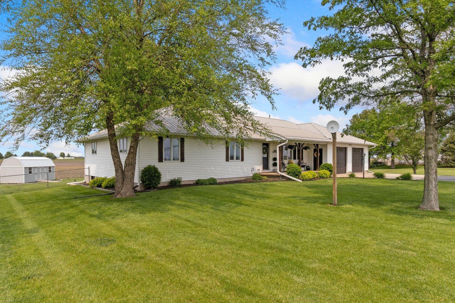 29124 Plautz Road Rock Falls, IL 61071 - Photo 3 of 45 a front view of a house with garden
