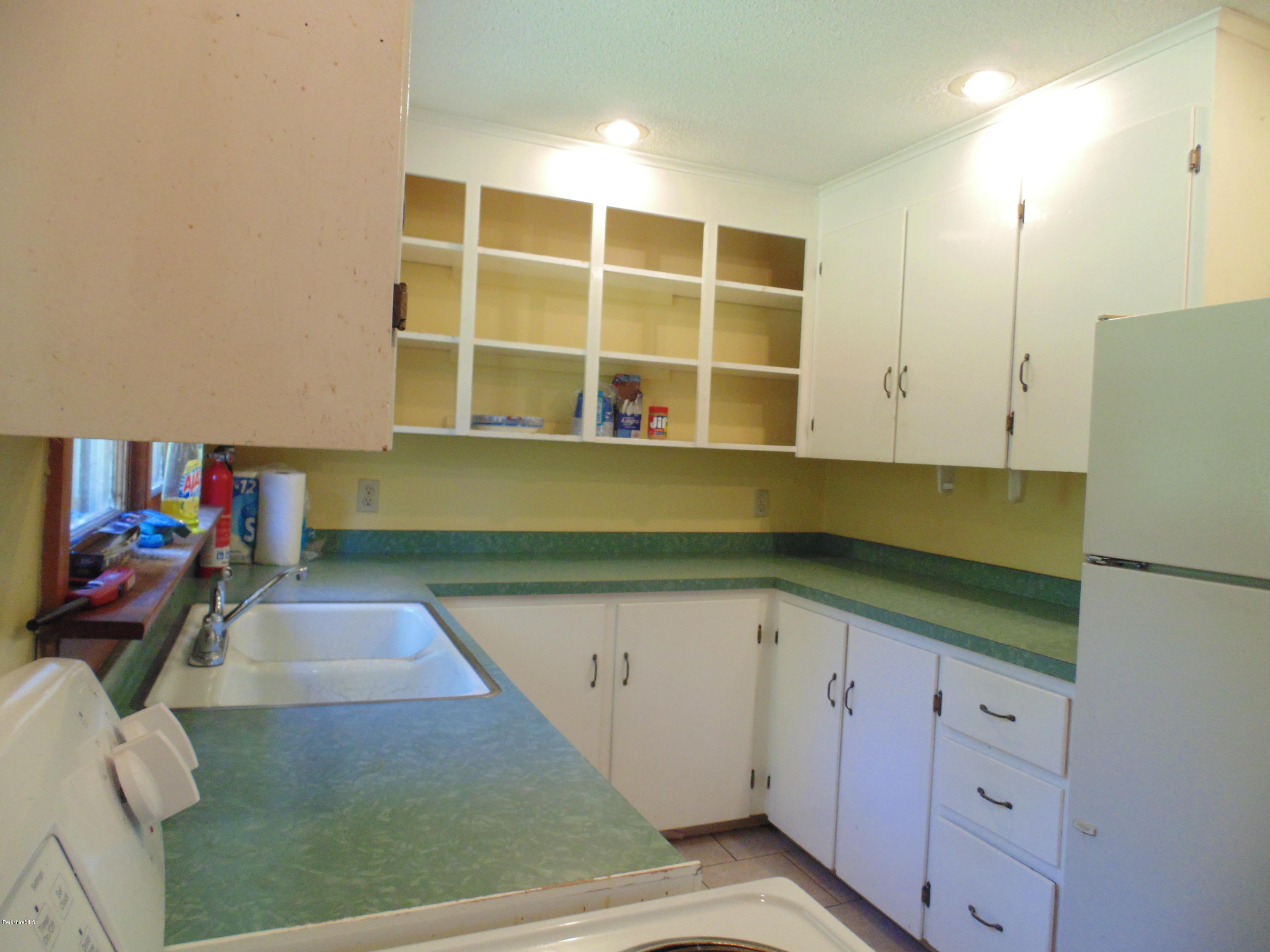 390 Montgomery Road Westfield, MA 01085 - Photo 4 of 29