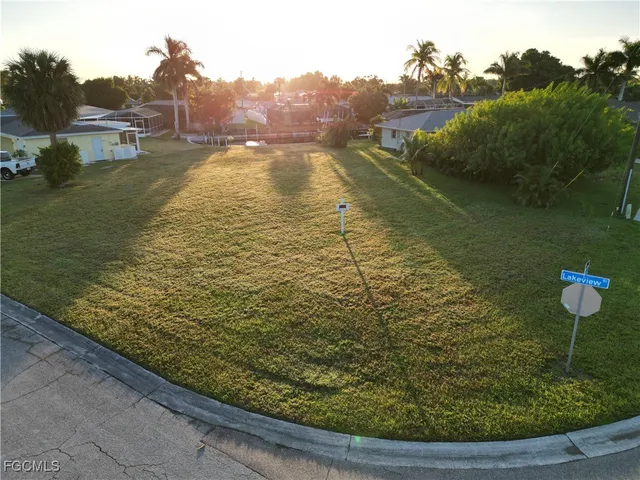 a view of a lake in a backyard