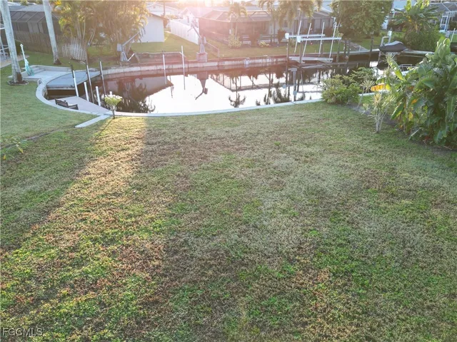 a view of multiple houses with yard