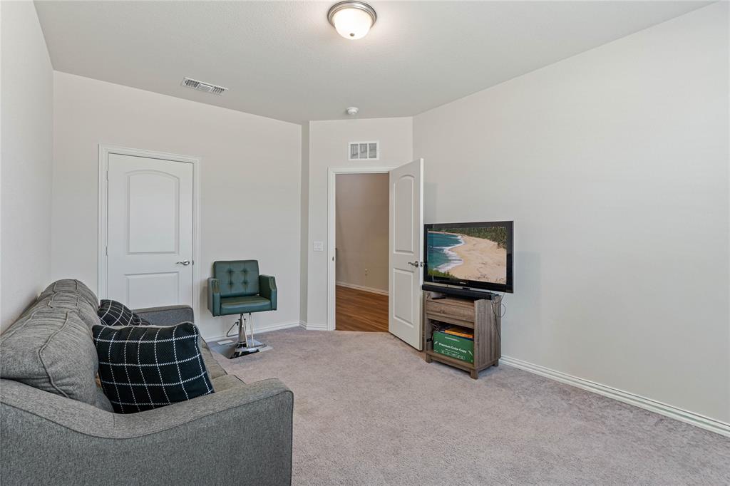 9517 Sunset Lane Oak Point, TX 75068 - Photo 6 of 40 9517 Sunset Lane, Oak Point, TX 75068 - guest bedroom - downstairs guest bedroom with light colored carpet and baseboards