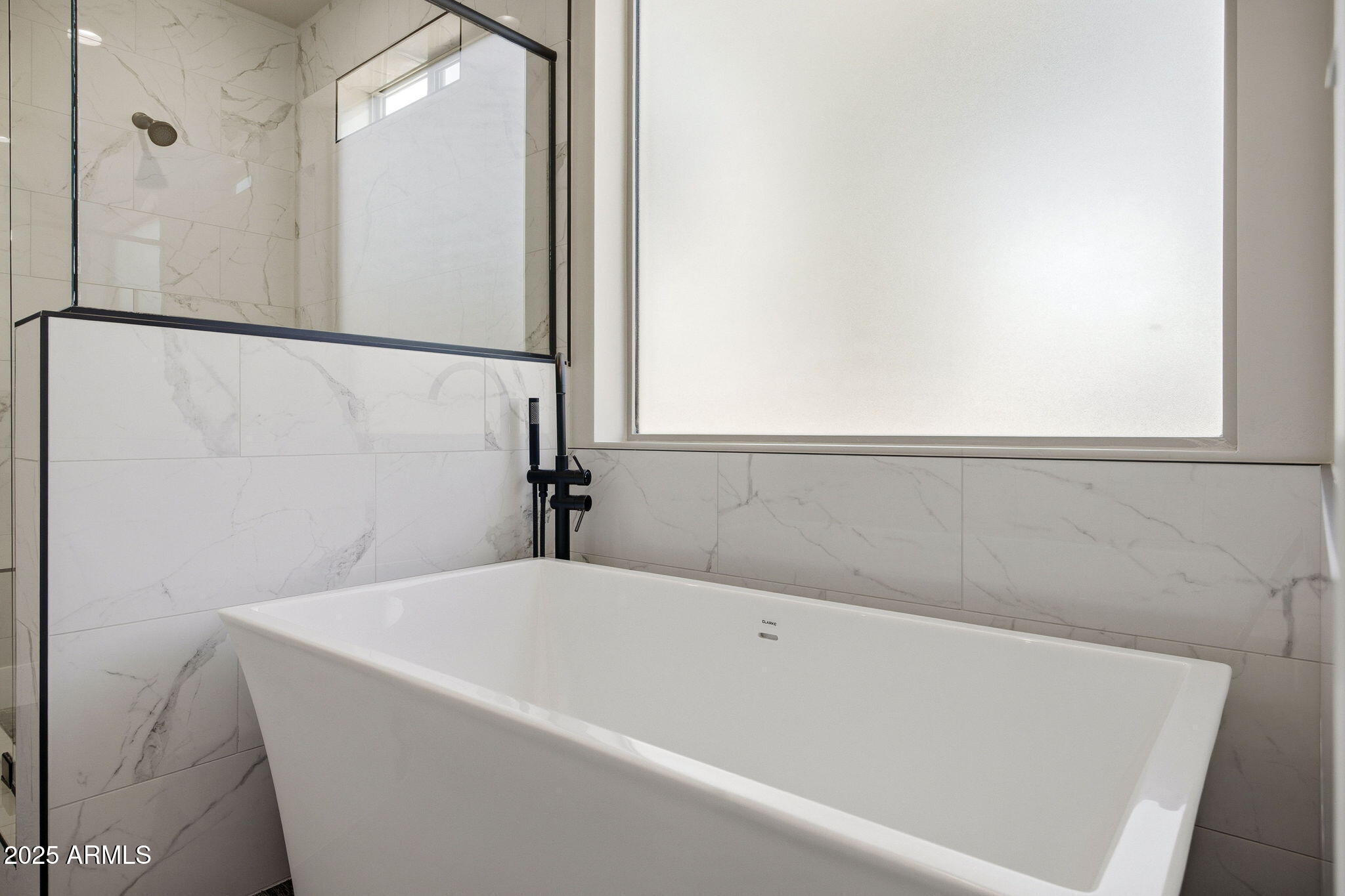 2701 North Eagle View Circle Show Low, AZ 85901 - Photo 16 of 49 a bathroom with a bathtub
