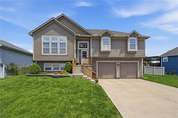 $350,000 | 612 Northwest Whitney Drive, Grain Valley, MO 64029