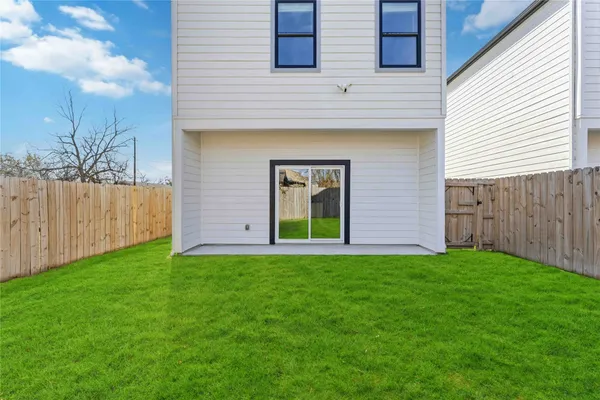 $2,400 | 2217 Lee Street, Houston, TX 77026