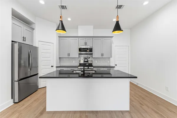 $2,400 | 2217 Lee Street, Houston, TX 77026