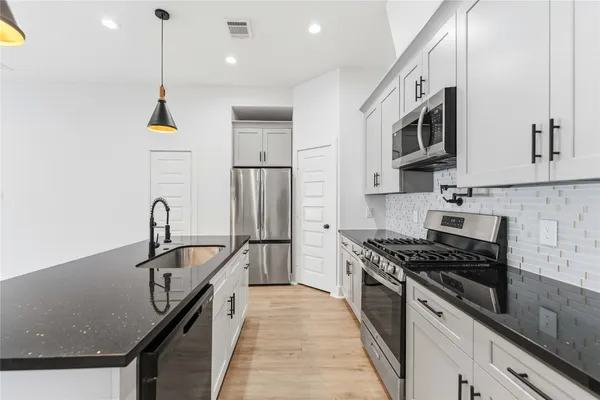 $2,400 | 2217 Lee Street, Houston, TX 77026