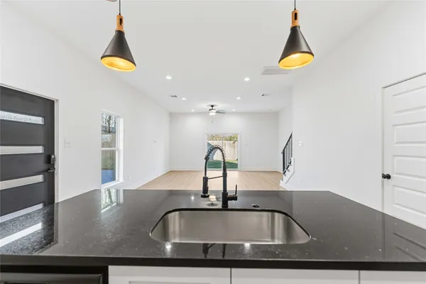 $2,400 | 2217 Lee Street, Houston, TX 77026