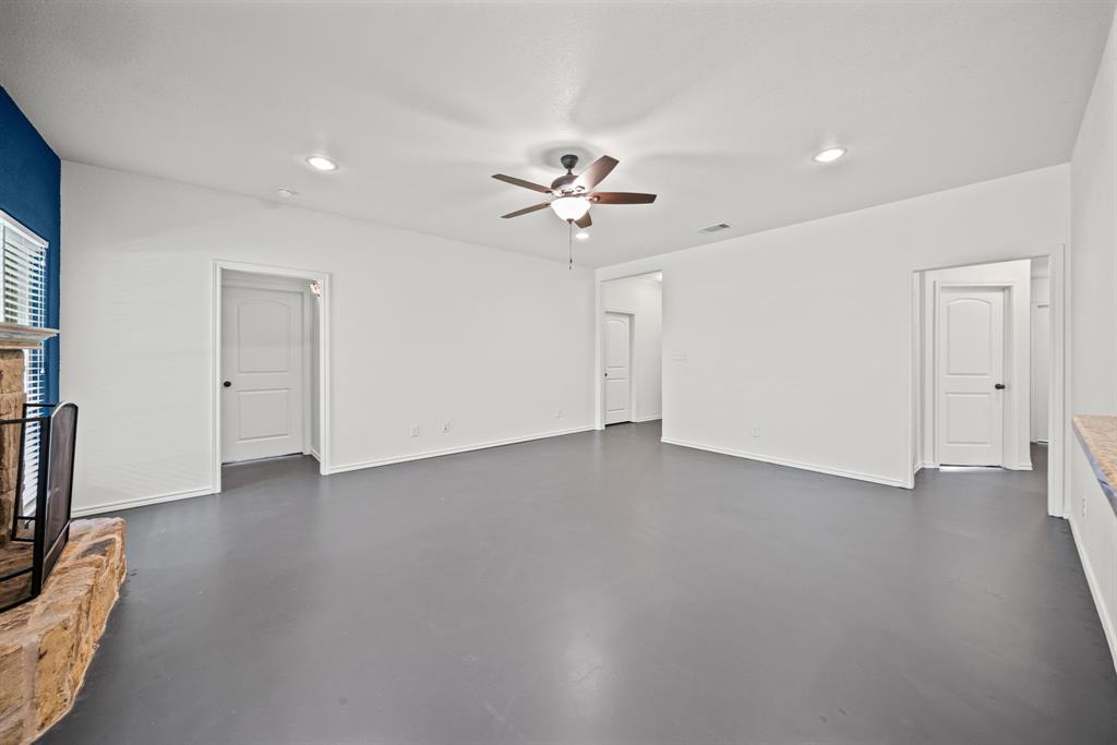 229 Firefly Drive Springtown, TX 76082 - Photo 5 of 33