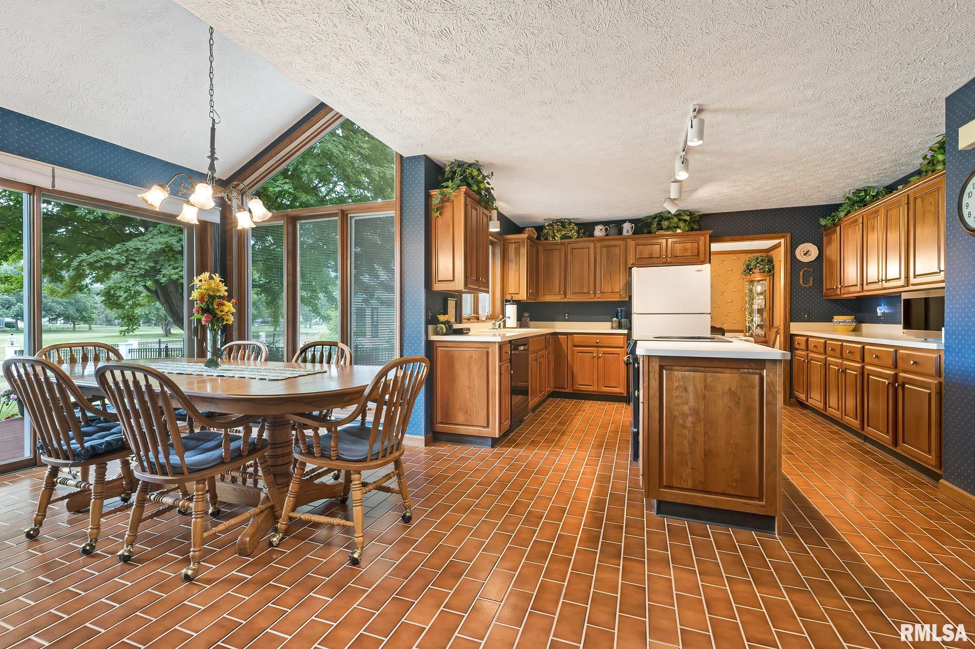 6595 James Road Bettendorf, IA 52722 - Photo 11 of 46 Gallery Image 11