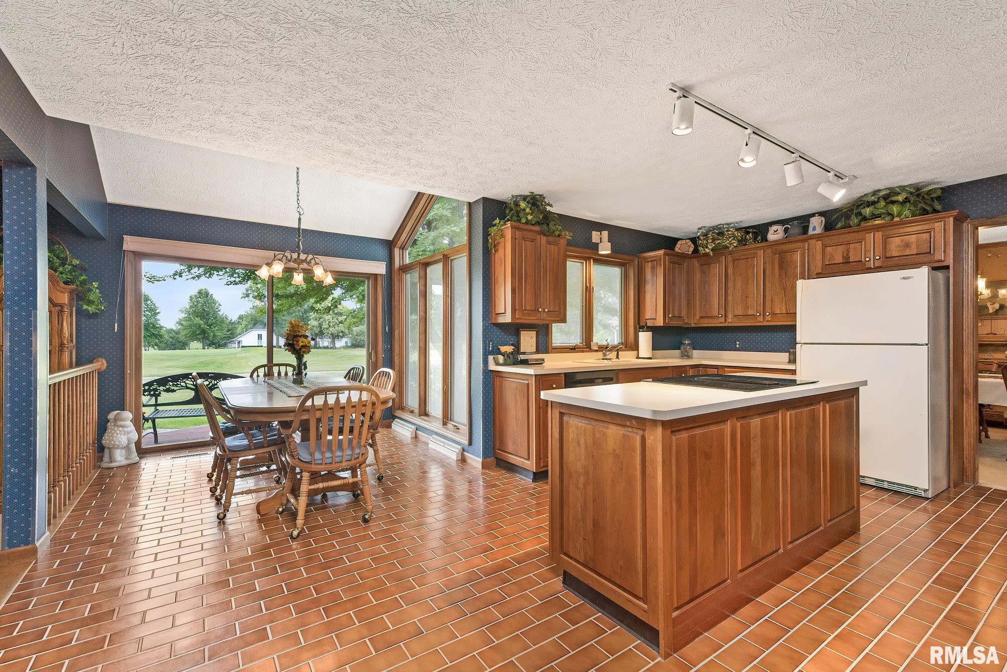 6595 James Road Bettendorf, IA 52722 - Photo 12 of 46 Gallery Image 12