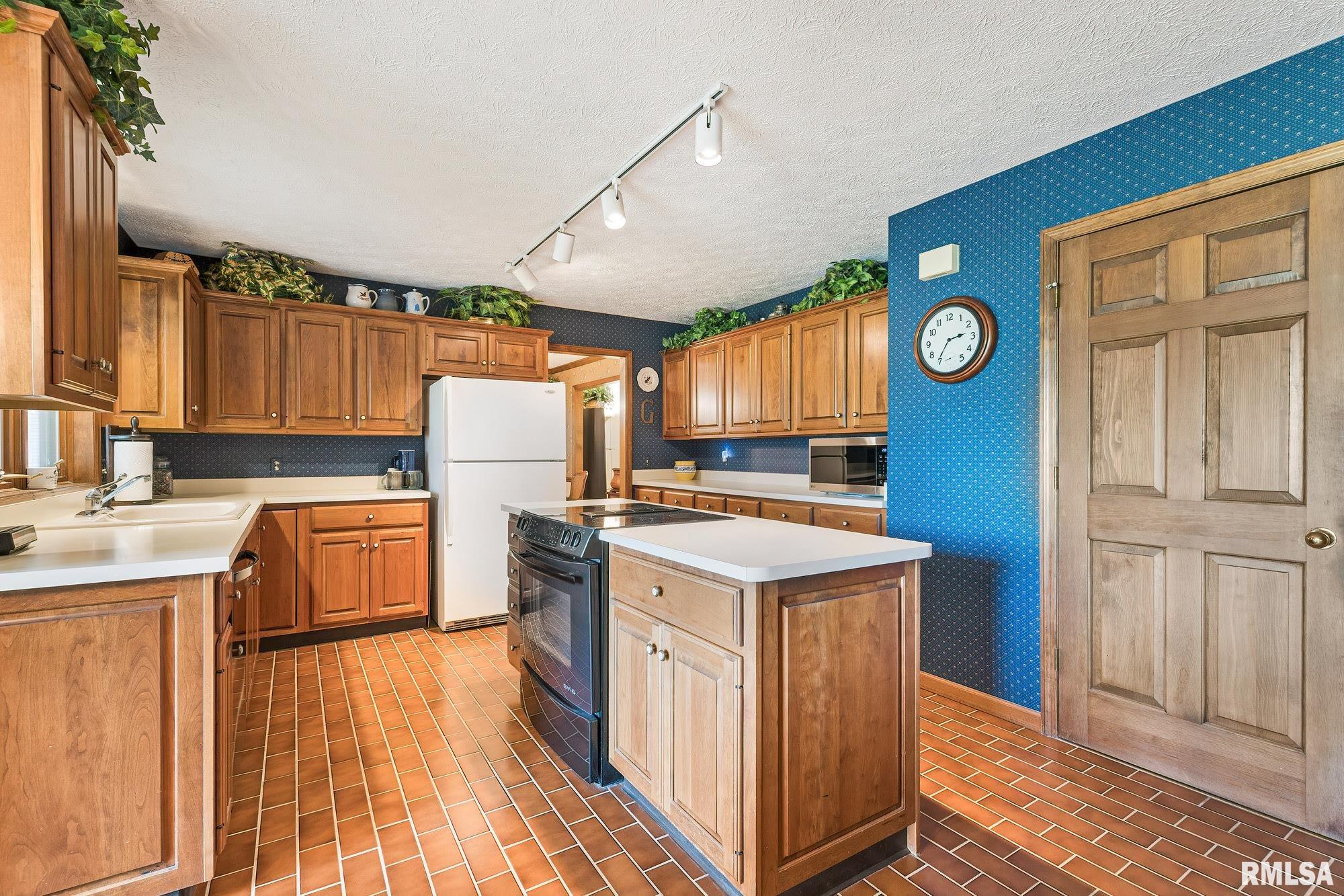 6595 James Road Bettendorf, IA 52722 - Photo 13 of 46 Gallery Image 13