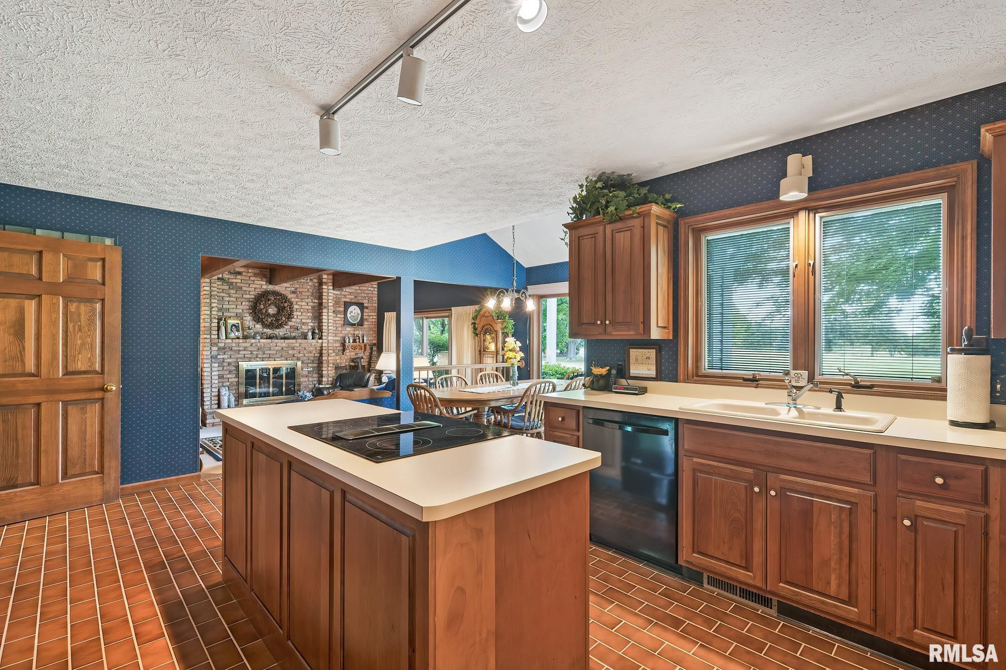 6595 James Road Bettendorf, IA 52722 - Photo 15 of 46 Gallery Image 15