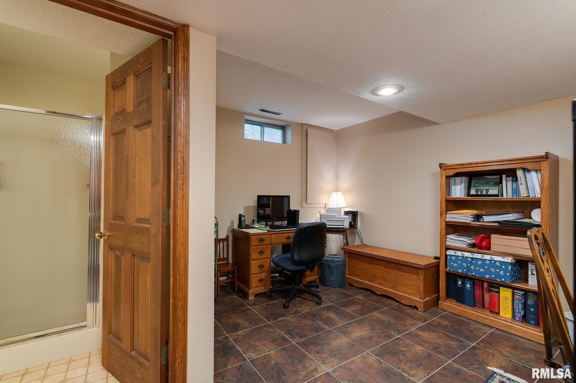 6595 James Road Bettendorf, IA 52722 - Photo 36 of 46 Gallery Image 36