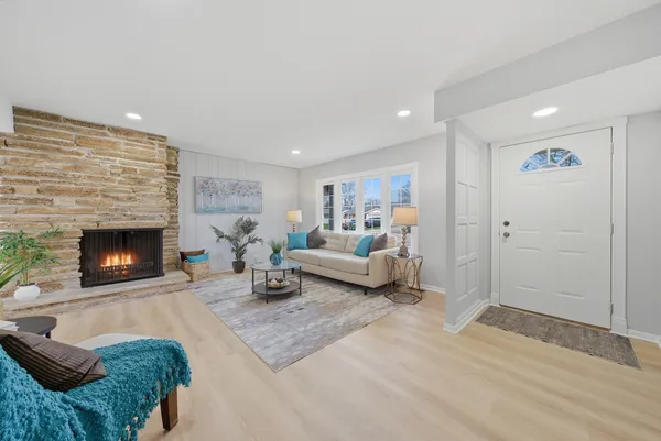 $3,400 | 593 Bristol Lane, Elk Grove Village, IL 60007