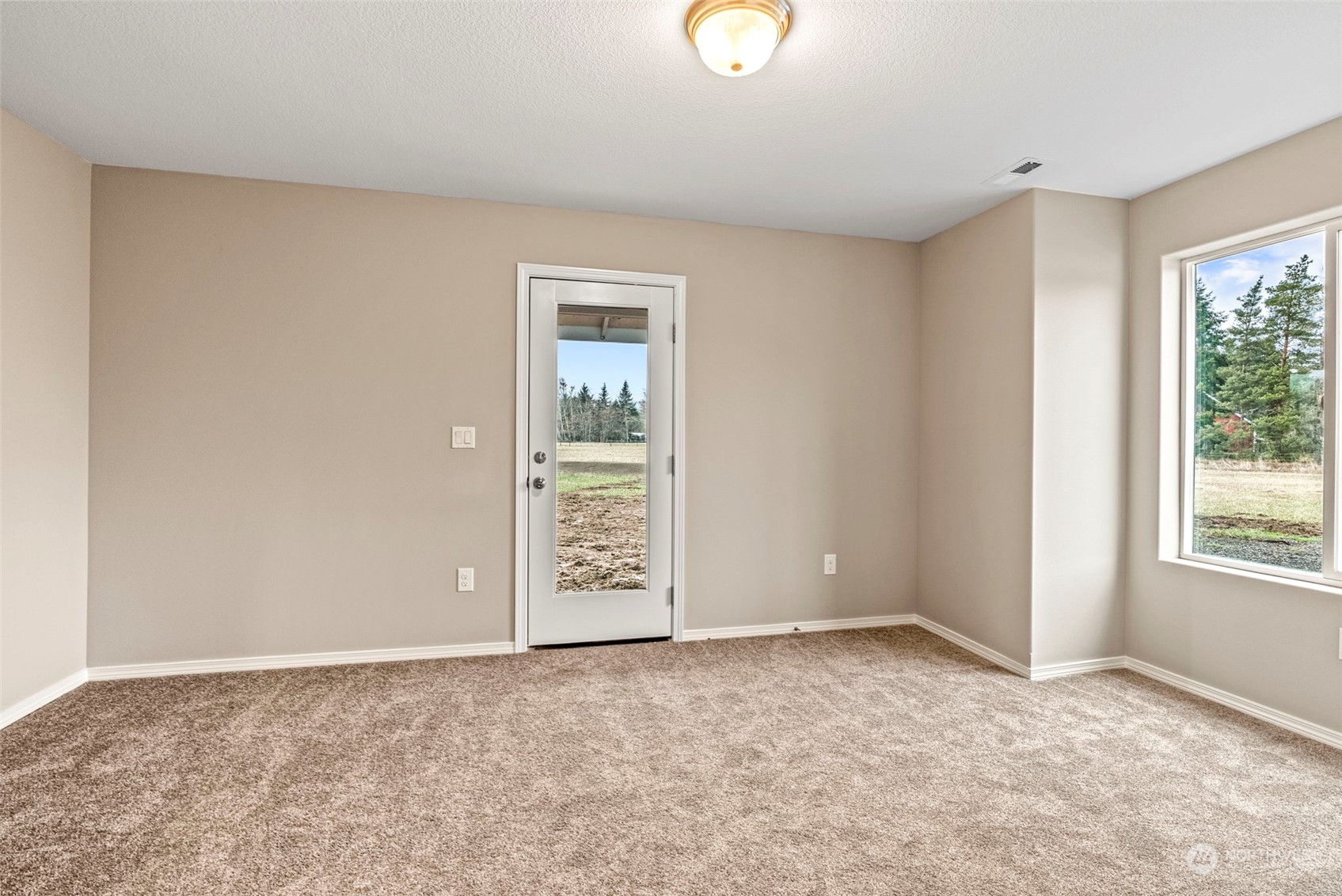607 Tauscher Road Chehalis, WA 98532 - Photo 11 of 25 an empty room with windows